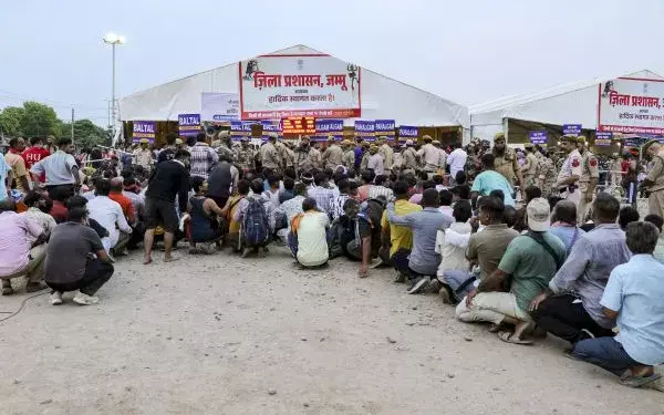 Jammu: श्रद्धालुओं ने अमरनाथ यात्रा टोकन वितरण में पारदर्शी व्यवस्था की मांग की Jammu: श्रद्धालुओं ने अमरनाथ यात्रा टोकन वितरण में पारदर्शी व्यवस्था की मांग की
