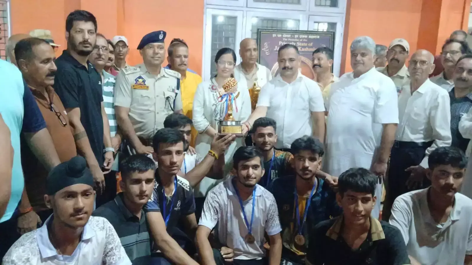 Samba: नाइट वॉलीबॉल टूर्नामेंट में बाबा सिद्ध गोरिया स्वांखा का शानदार प्रदर्शन Samba: नाइट वॉलीबॉल टूर्नामेंट में बाबा सिद्ध गोरिया स्वांखा का शानदार प्रदर्शन