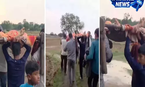एम्बुलेंस नहीं पहुंच सकी, खाट पर अस्पताल ले जाते वक्त महिला ने तोड़ा दम - VIDEO एम्बुलेंस नहीं पहुंच सकी, खाट पर अस्पताल ले जाते वक्त महिला ने तोड़ा दम - VIDEO