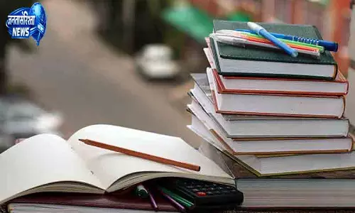 निजी प्रकाशक की किताबें अनिवार्य करने के विरोध में Rohtak में प्रदर्शन निजी प्रकाशक की किताबें अनिवार्य करने के विरोध में Rohtak में प्रदर्शन