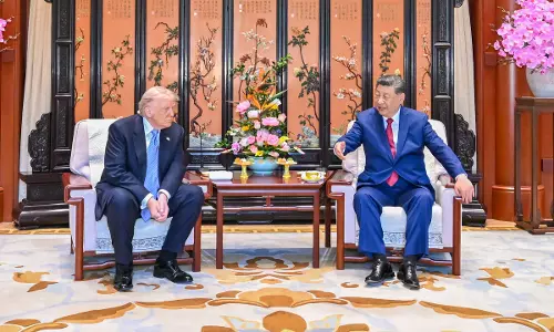 Trump ने कहा कि ईरान को डील या फोर्स का सामना करना पड़ेगा