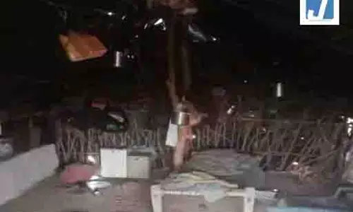 झोपड़ी पर गिरी...आकाशीय बिजली की चपेट में आने से तीन की मौत, शरीर से धुआं निकलते देखा गया