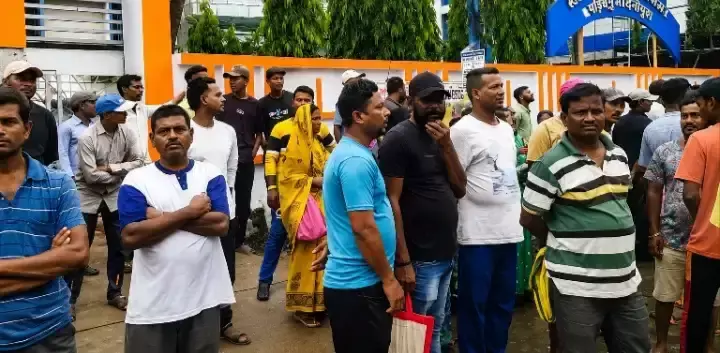 Kharagpur: खड़गपुर में सफाई कर्मियों का विरोध प्रदर्शन, प्रशासन से की मांगें पूरी करने की अपील Kharagpur: खड़गपुर में सफाई कर्मियों का विरोध प्रदर्शन, प्रशासन से की मांगें पूरी करने की अपील