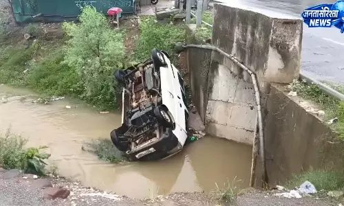 नहर में गिरी कार, चीख-पुकार के बीच डायल-112 बनी सहारा नहर में गिरी कार, चीख-पुकार के बीच डायल-112 बनी सहारा