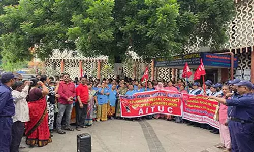 Telangana : कॉन्ट्रैक्ट हेल्थकेयर वर्कर्स का प्रदर्शन, वेतन बढ़ोतरी और लंबित भुगतान की मांग