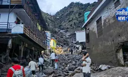 जम्मू-कश्मीर के डोडा में बाढ़ से भारी नुकसान जम्मू-कश्मीर के डोडा में बाढ़ से भारी नुकसान