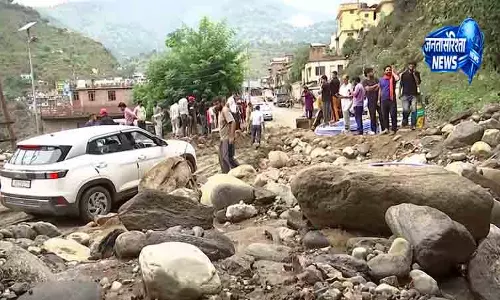 अचानक बाढ़ से किश्तवाड़ प्रभावित, सड़क संपर्क टूटा अचानक बाढ़ से किश्तवाड़ प्रभावित, सड़क संपर्क टूटा