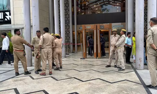 Lucknow: फर्जी कॉल सेंटर का भंडाफोड़, मास्टरमाइंड सहित तीन आरोपी गिरफ्तार Lucknow: फर्जी कॉल सेंटर का भंडाफोड़, मास्टरमाइंड सहित तीन आरोपी गिरफ्तार