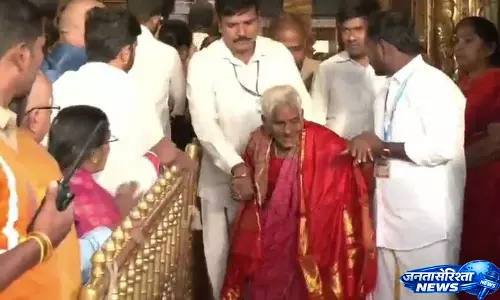 116 साल की नवनीतम्मा ने पैदल पहुंचकर किए तिरुमाला के दर्शन, TTD ने कराया खास VIP ब्रेक दर्शन 116 साल की नवनीतम्मा ने पैदल पहुंचकर किए तिरुमाला के दर्शन, TTD ने कराया खास VIP ब्रेक दर्शन