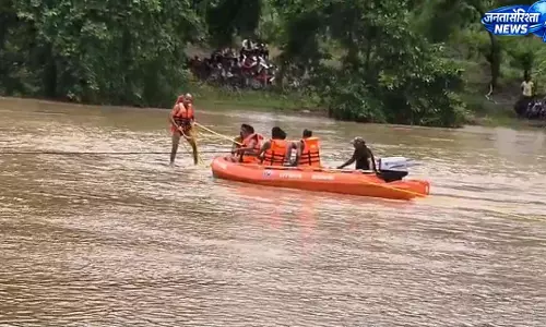 उफनते नाले में बही बिजली विभाग की पिकअप, एक कर्मचारी लापता उफनते नाले में बही बिजली विभाग की पिकअप, एक कर्मचारी लापता