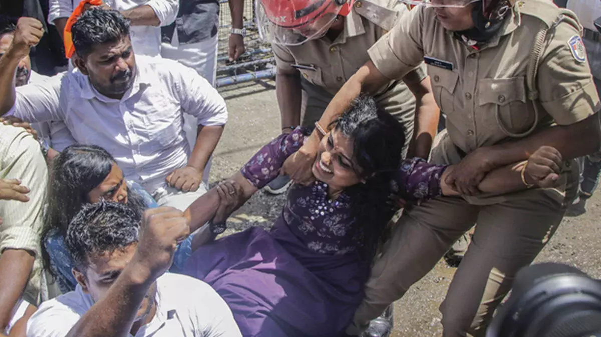 Kerala PSC परीक्षा गड़बड़ी: विजिलेंस ने संभाली जांच, निशाने पर आए चेयरमैन Kerala PSC परीक्षा गड़बड़ी: विजिलेंस ने संभाली जांच, निशाने पर आए चेयरमैन