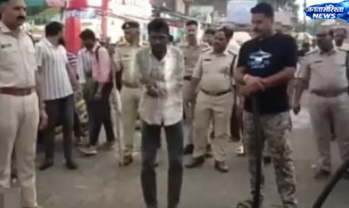 उज्जैन में गोहत्या के आरोपी का हथकड़ी में जुलूस, वीडियो वायरल होने के बाद मामले ने पकड़ा तूल