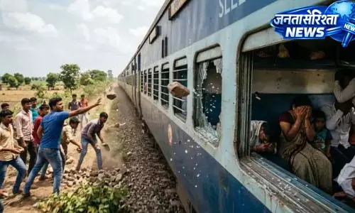स्वतंत्रता सेनानी एक्सप्रेस बनी पत्थरबाजों का निशाना स्वतंत्रता सेनानी एक्सप्रेस बनी पत्थरबाजों का निशाना
