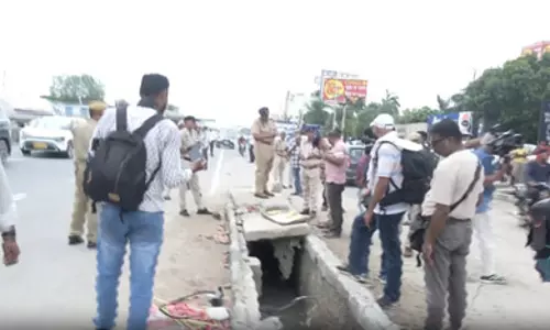 जयपुर बाईपास पर तेज रफ्तार ट्रॉली ने एक परिवार को कुचला, तीन बच्चों की मौत जयपुर बाईपास पर तेज रफ्तार ट्रॉली ने एक परिवार को कुचला, तीन बच्चों की मौत