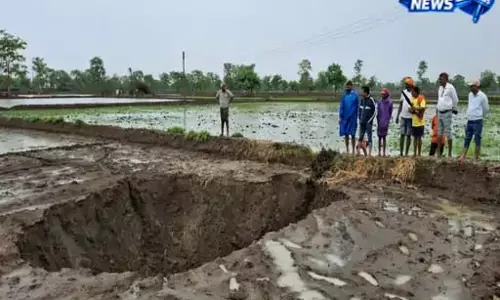 बारिश के बाद खेत धंसा, 20 फीट चौड़ा और 30 फीट गहरा गड्ढा बना, गांव में दहशत बारिश के बाद खेत धंसा, 20 फीट चौड़ा और 30 फीट गहरा गड्ढा बना, गांव में दहशत