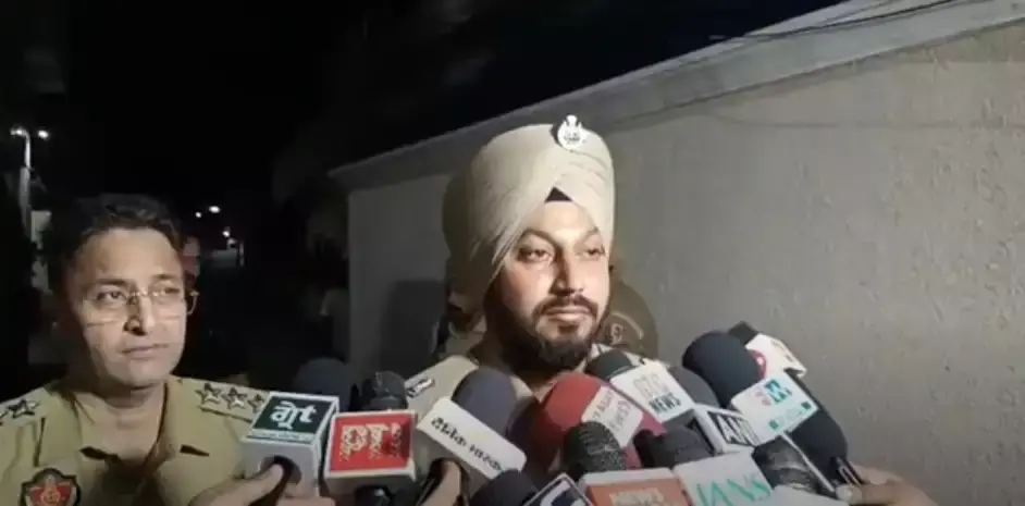 Amritsar: कोट खालसा में युवक पर ताबड़तोड़ गोलियां, हत्या का मामला दर्ज Amritsar: कोट खालसा में युवक पर ताबड़तोड़ गोलियां, हत्या का मामला दर्ज