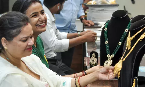 कमजोर वैश्विक संकेतों से सोने, चांदी की कीमतों में 2 प्रतिशत तक की गिरावट