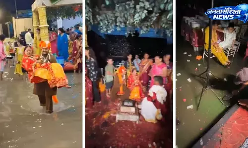 बारिश में भी नहीं रुकी शादी, दूल्हे ने दुल्हन को गोद में उठाया बारिश में भी नहीं रुकी शादी, दूल्हे ने दुल्हन को गोद में उठाया