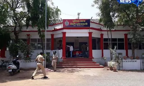 सड़क पर क्रिकेट खेलने से रोका तो पान व्यवसायी पर बैट से हमला सड़क पर क्रिकेट खेलने से रोका तो पान व्यवसायी पर बैट से हमला