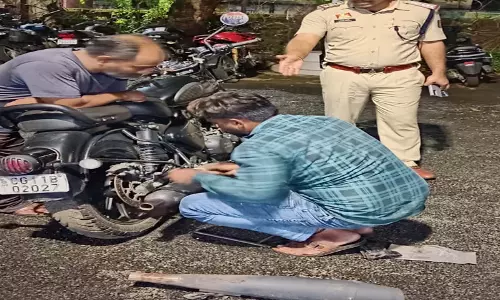 पटाखे जैसी आवाज निकालने वाली बुलेट पर कार्रवाई, पुलिस ने निकाले मॉडिफाइड साइलेंसर
