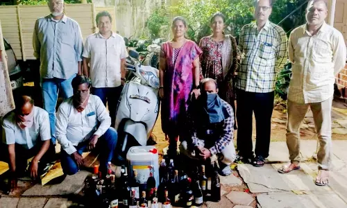 सिकंदराबाद आबकारी विभाग ने ₹50,000 की अवैध शराब जब्त की सिकंदराबाद आबकारी विभाग ने ₹50,000 की अवैध शराब जब्त की