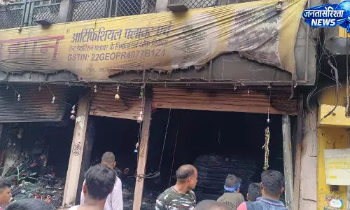 रामसागरपारा में दुकान में लगी आग, ऊपर बने मकान से लोगों को सुरक्षित निकाला गया