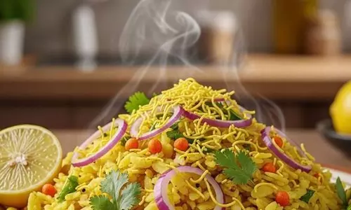 घर पर बनाएं इंदौरी पोहा, मिनटों में तैयार होगा ब्रेकफास्ट घर पर बनाएं इंदौरी पोहा, मिनटों में तैयार होगा ब्रेकफास्ट