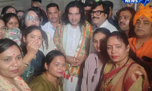 माना विमानतल पर देवकीनंदन ठाकुर का भव्य स्वागत माना विमानतल पर देवकीनंदन ठाकुर का भव्य स्वागत