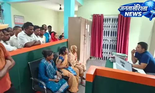 बुजुर्ग की मौत मामले में बड़ा एक्शन, बैंक कर्मियों पर उठे सवाल बुजुर्ग की मौत मामले में बड़ा एक्शन, बैंक कर्मियों पर उठे सवाल