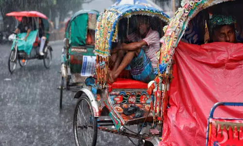 Southern Bangladesh में भारी बारिश से उड़ानें और ट्रेनें बाधित हुईं