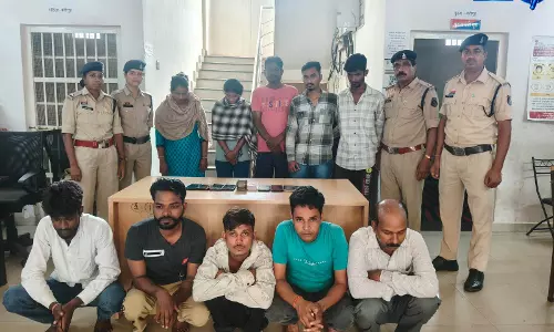 CG: जुए के अड्डे पर पुलिस की रेड, 10 जुआरी गिरफ्तार CG: जुए के अड्डे पर पुलिस की रेड, 10 जुआरी गिरफ्तार