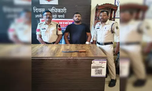 जमीन-जायदाद के विवाद में बेटे ने पिता से की मारपीट, हथियार समेत गिरफ्तार जमीन-जायदाद के विवाद में बेटे ने पिता से की मारपीट, हथियार समेत गिरफ्तार