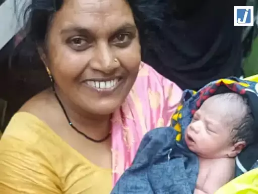 बस में सफर के दौरान महिला ने बच्चे को दिया जन्म, यात्रियों ने पेश की इंसानियत की मिसाल बस में सफर के दौरान महिला ने बच्चे को दिया जन्म, यात्रियों ने पेश की इंसानियत की मिसाल