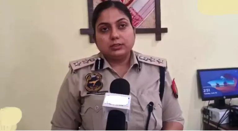 पद का दुरुपयोग: पत्रकारों को धमकाने पर घिरे असम के पुलिस अधिकारी पद का दुरुपयोग: पत्रकारों को धमकाने पर घिरे असम के पुलिस अधिकारी