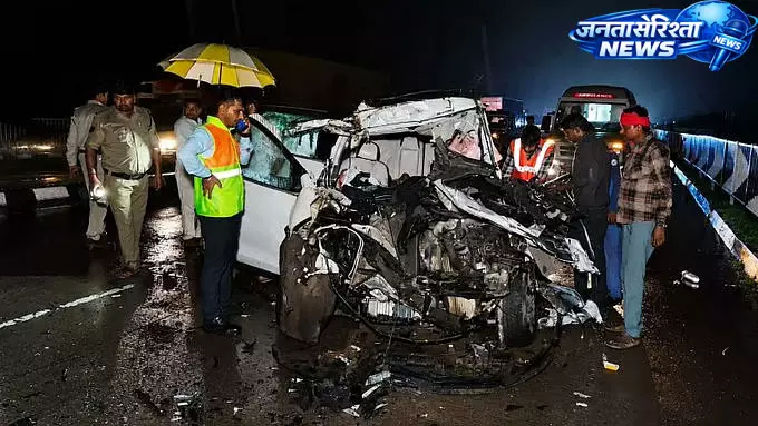 मैहर में भीषण हादसा, SUV-ट्रक टक्कर में परिवार के 5 लोगों की मौत मैहर में भीषण हादसा, SUV-ट्रक टक्कर में परिवार के 5 लोगों की मौत