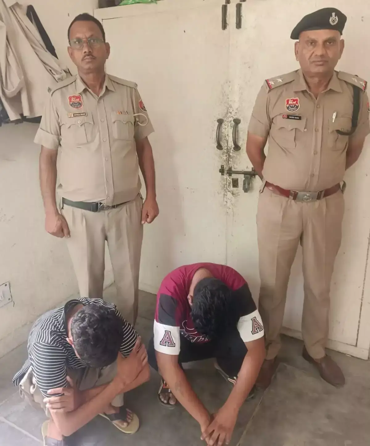 Sirsa: सिरसा पुलिस की बड़ी कार्रवाई, लाखों की हेरोइन के साथ पांच तस्कर दबोचे Sirsa: सिरसा पुलिस की बड़ी कार्रवाई, लाखों की हेरोइन के साथ पांच तस्कर दबोचे