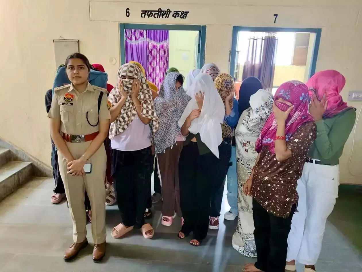 Hisar: हिसार पुलिस ने होटलों में चल रहे कथित अनैतिक कारोबार पर कसा शिकंजा Hisar: हिसार पुलिस ने होटलों में चल रहे कथित अनैतिक कारोबार पर कसा शिकंजा