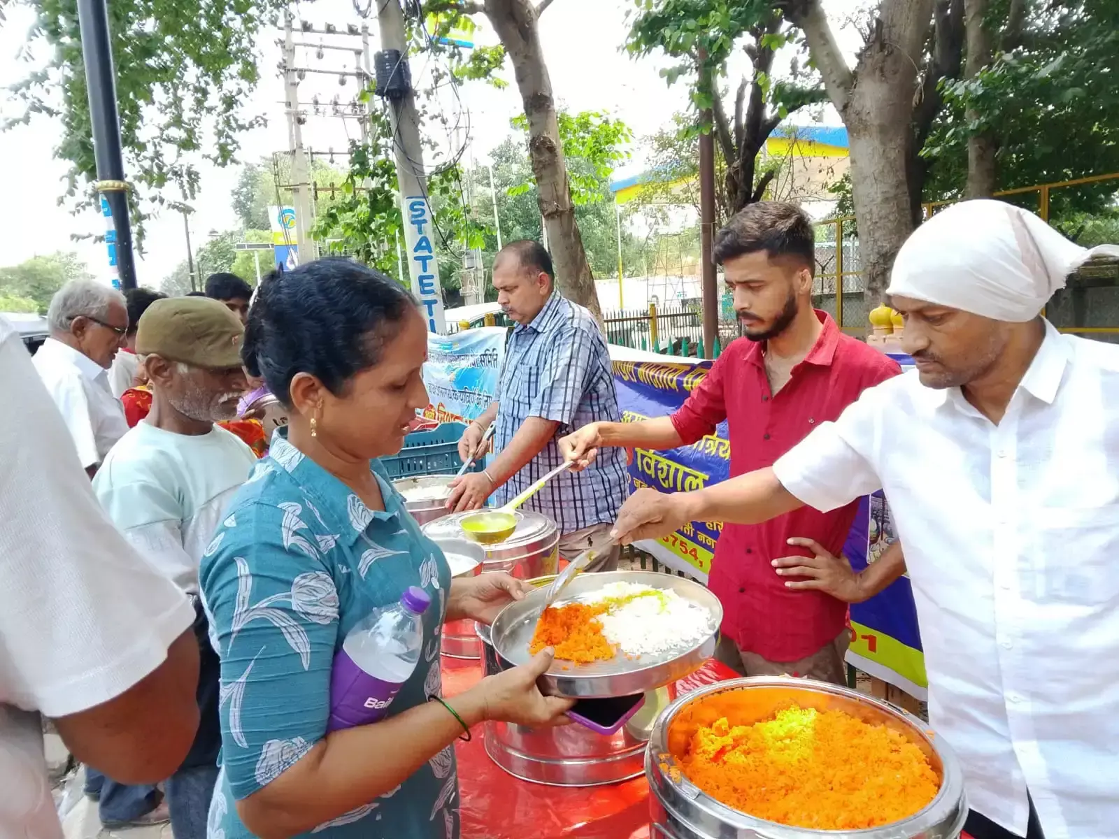 Jammu: अमरनाथ यात्रियों की सेवा में जुटे सेवाभावी लोग, जम्मू स्टेशन पर भंडारा जारी Jammu: अमरनाथ यात्रियों की सेवा में जुटे सेवाभावी लोग, जम्मू स्टेशन पर भंडारा जारी
