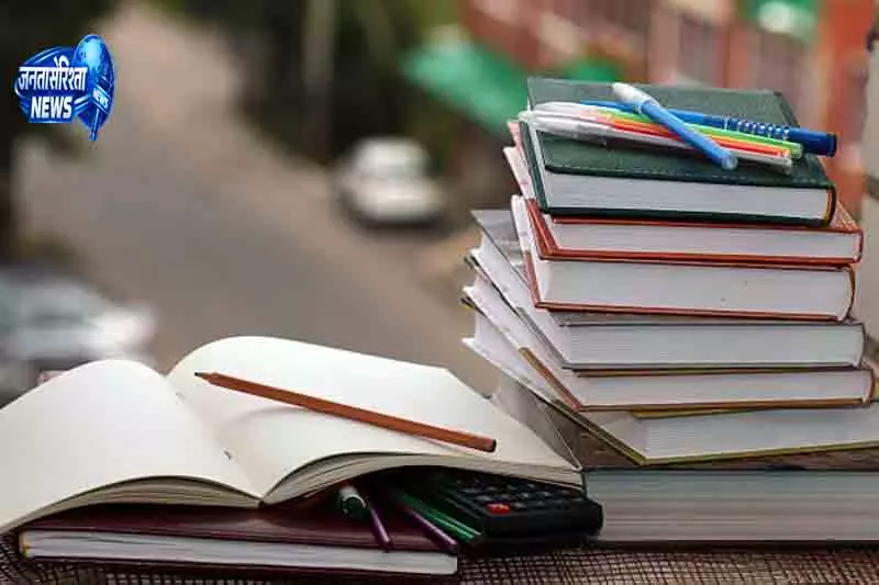 निजी प्रकाशक की किताबें अनिवार्य करने के विरोध में Rohtak में प्रदर्शन निजी प्रकाशक की किताबें अनिवार्य करने के विरोध में Rohtak में प्रदर्शन