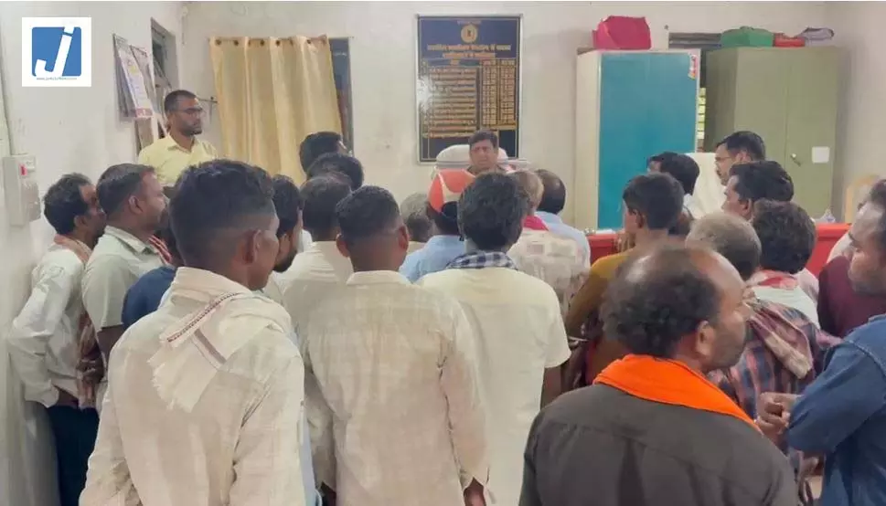 कोटवार नियुक्ति में गड़बड़ी को लेकर भड़के ग्रामीण, बदलने की उठी मांग कोटवार नियुक्ति में गड़बड़ी को लेकर भड़के ग्रामीण, बदलने की उठी मांग