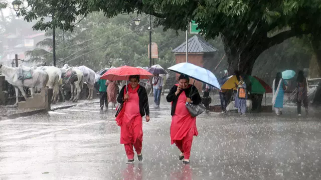 भारी बारिश के अलर्ट के बीच मुंबई और ठाणे में कल स्कूल बंद रहेंगे भारी बारिश के अलर्ट के बीच मुंबई और ठाणे में कल स्कूल बंद रहेंगे