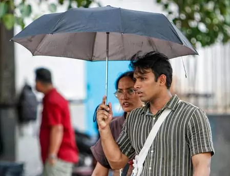 दिल्ली-एनसीआर में बादलों की आंख-मिचौली जारी, आज भी येलो अलर्ट; हल्की से मध्यम बारिश और तेज हवाओं के आसार दिल्ली-एनसीआर में बादलों की आंख-मिचौली जारी, आज भी येलो अलर्ट; हल्की से मध्यम बारिश और तेज हवाओं के आसार