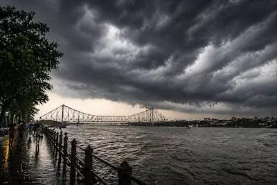 Kolkata: निम्न दबाव से बदला मौसम, बंगाल में भारी बारिश के संकेत Kolkata: निम्न दबाव से बदला मौसम, बंगाल में भारी बारिश के संकेत