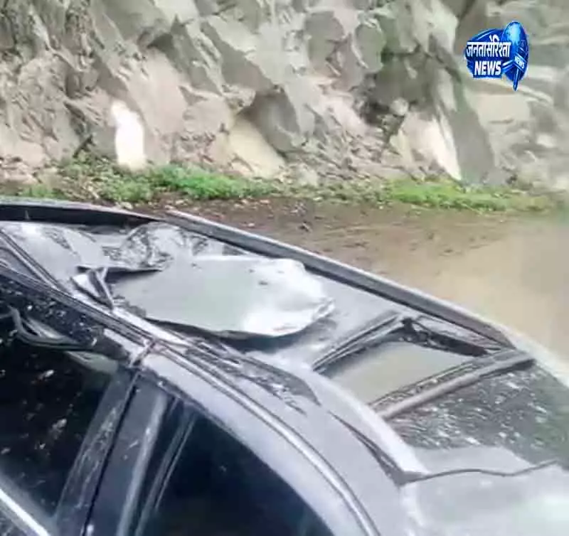 भरमौर में कार पर बोल्डर गिरने से 14 वर्षीय बच्चे की मौत भरमौर में कार पर बोल्डर गिरने से 14 वर्षीय बच्चे की मौत