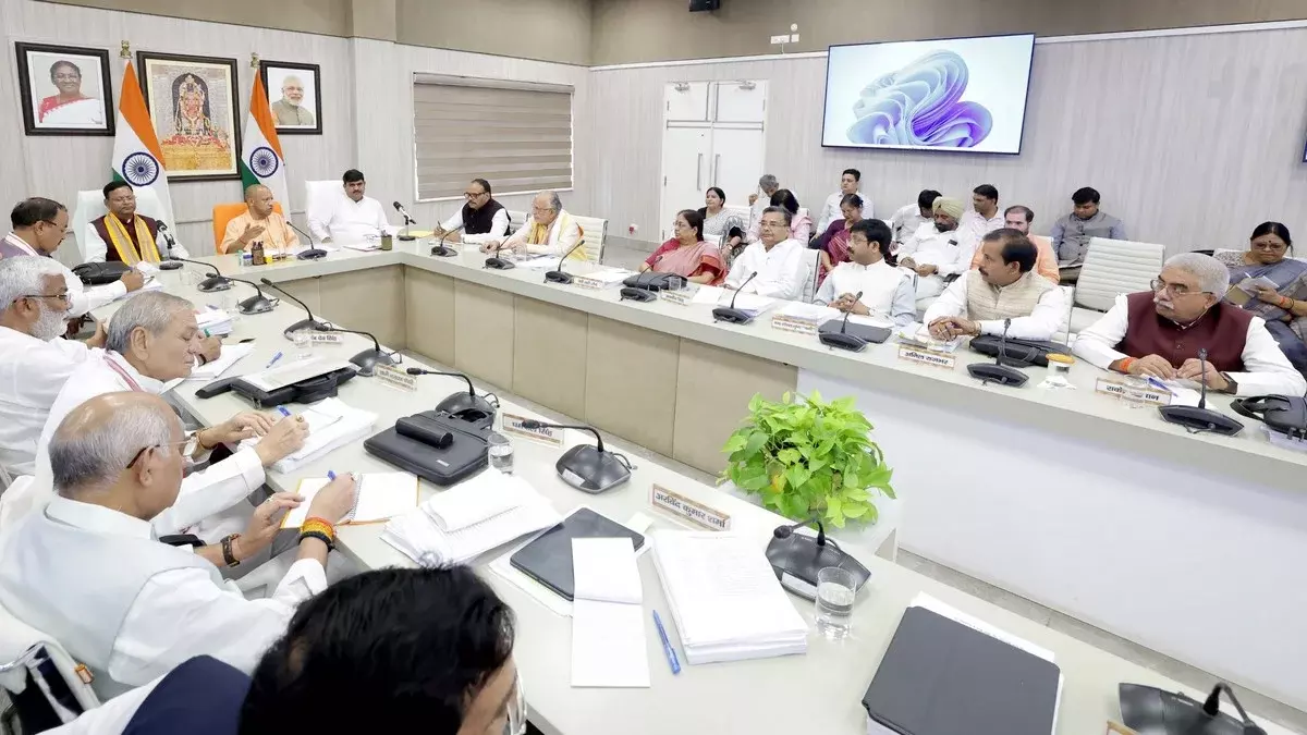 Lucknow: यूपी डाटा सेंटर नीति-2026 मंजूर, रोजगार और तकनीकी विकास को मिलेगा बल Lucknow: यूपी डाटा सेंटर नीति-2026 मंजूर, रोजगार और तकनीकी विकास को मिलेगा बल