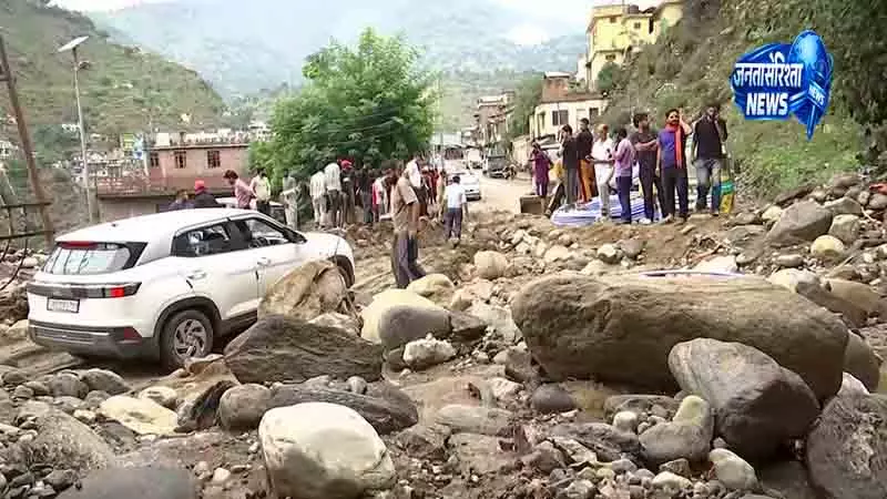अचानक बाढ़ से किश्तवाड़ प्रभावित, सड़क संपर्क टूटा अचानक बाढ़ से किश्तवाड़ प्रभावित, सड़क संपर्क टूटा