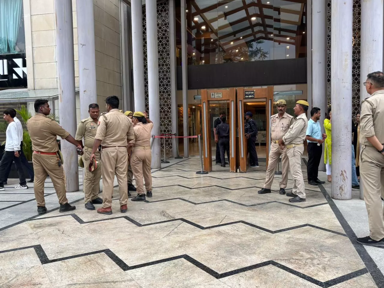 Lucknow: फर्जी कॉल सेंटर का भंडाफोड़, मास्टरमाइंड सहित तीन आरोपी गिरफ्तार Lucknow: फर्जी कॉल सेंटर का भंडाफोड़, मास्टरमाइंड सहित तीन आरोपी गिरफ्तार
