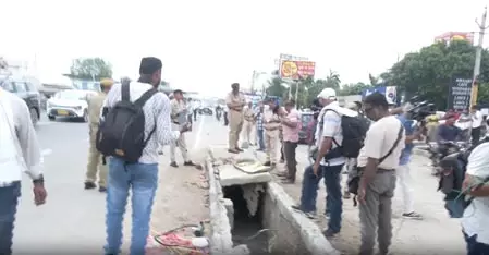 जयपुर बाईपास पर तेज रफ्तार ट्रॉली ने एक परिवार को कुचला, तीन बच्चों की मौत जयपुर बाईपास पर तेज रफ्तार ट्रॉली ने एक परिवार को कुचला, तीन बच्चों की मौत