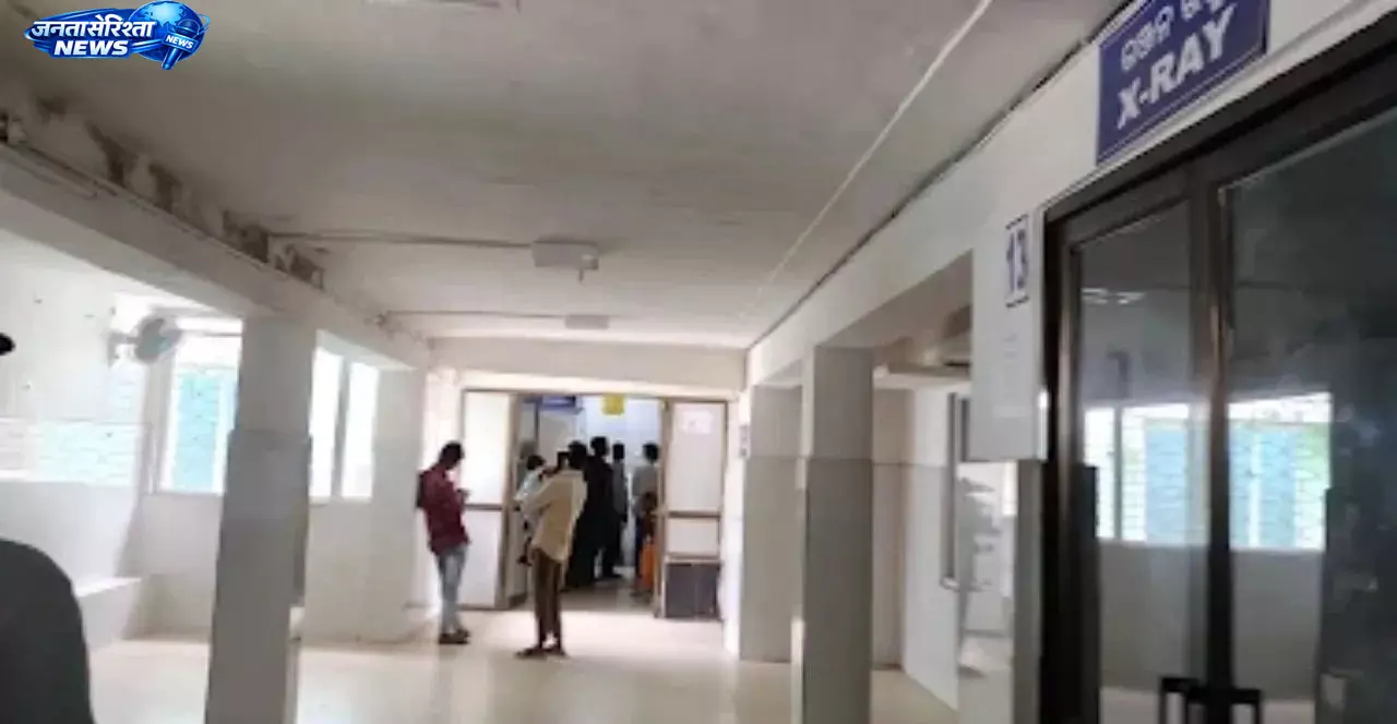 आंगनवाड़ी केंद्र की छत का प्लास्टर गिरा, तीन बच्चे गंभीर घायल; जांच की मांग आंगनवाड़ी केंद्र की छत का प्लास्टर गिरा, तीन बच्चे गंभीर घायल; जांच की मांग