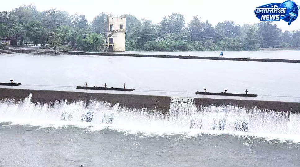 शिवनाथ नदी में तेज बहाव, जलाशयों में बढ़ा पानी, मोंगरा बैराज अभी 13 फीसदी भरा शिवनाथ नदी में तेज बहाव, जलाशयों में बढ़ा पानी, मोंगरा बैराज अभी 13 फीसदी भरा